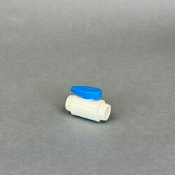 PVC Kugelhahn 20 mm in Weiß/Blau kompakt