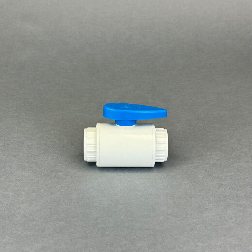 PVC Kugelhahn 32 mm in Weiß/Blau kompakt