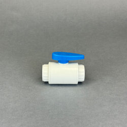 PVC Kugelhahn 32 mm in Weiß/Blau kompakt