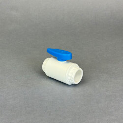 PVC Kugelhahn 32 mm in Weiß/Blau kompakt